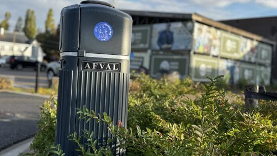 Peuk erin sticker op vuilbak
